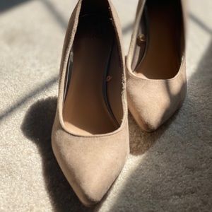 nude tan suede pump